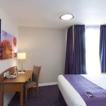 Premier Inn London Gatwick Airport South - London Road Crawley  Ngoại thất bức ảnh