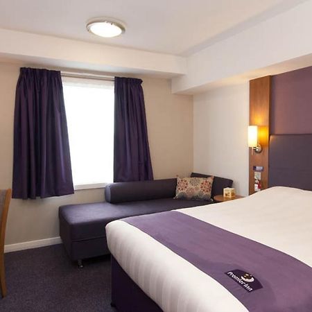 Premier Inn London Gatwick Airport South - London Road Crawley  Ngoại thất bức ảnh