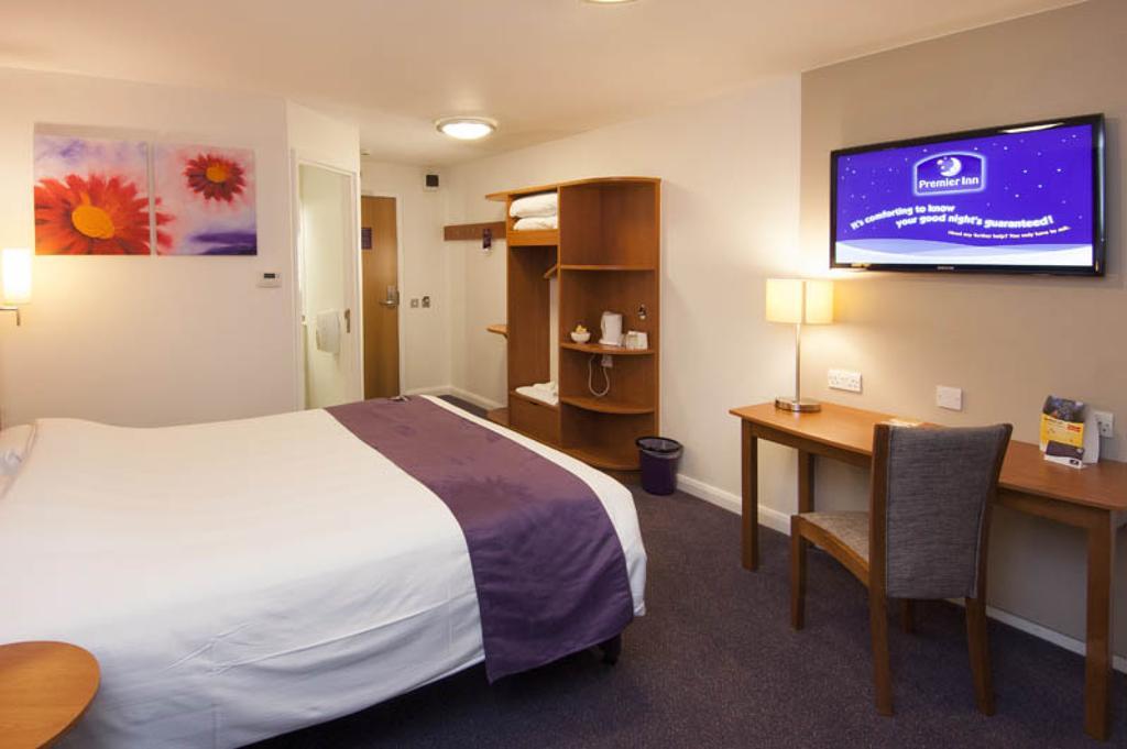 Premier Inn London Gatwick Airport South - London Road Crawley  Ngoại thất bức ảnh