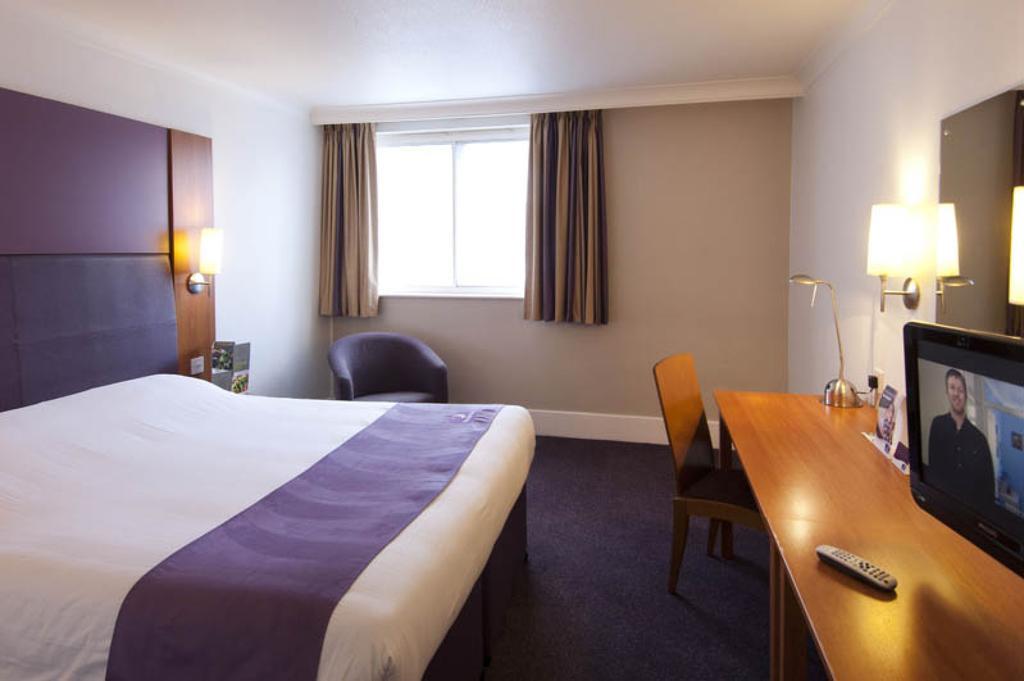 Premier Inn London Gatwick Airport South - London Road Crawley  Ngoại thất bức ảnh