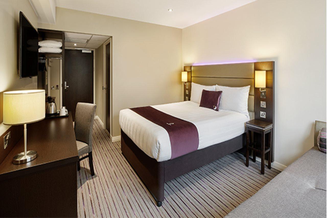 Premier Inn London Gatwick Airport South - London Road Crawley  Ngoại thất bức ảnh