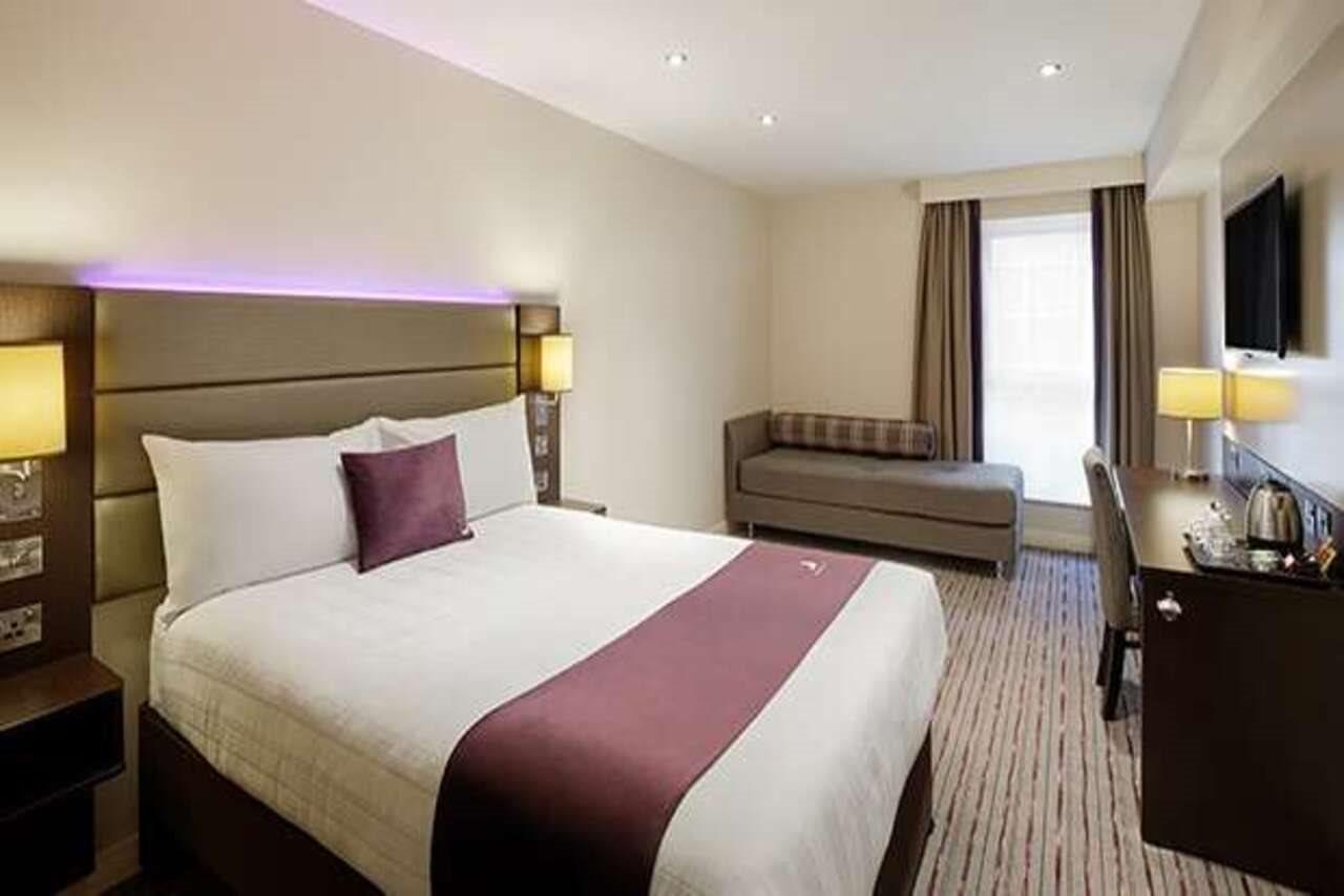 Premier Inn London Gatwick Airport South - London Road Crawley  Ngoại thất bức ảnh