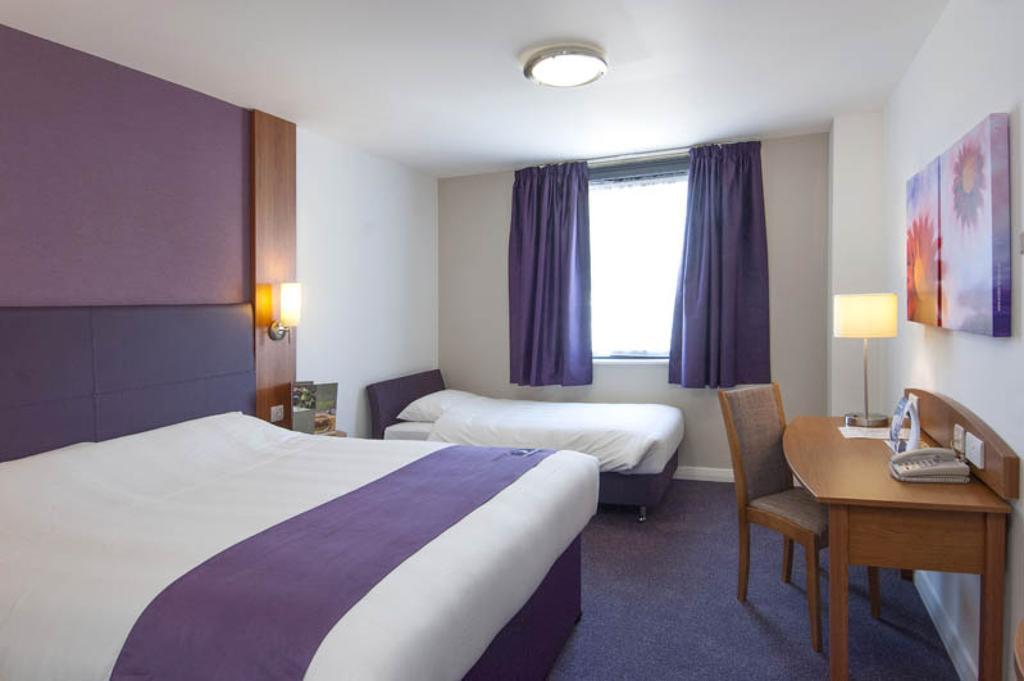 Premier Inn London Gatwick Airport South - London Road Crawley  Ngoại thất bức ảnh