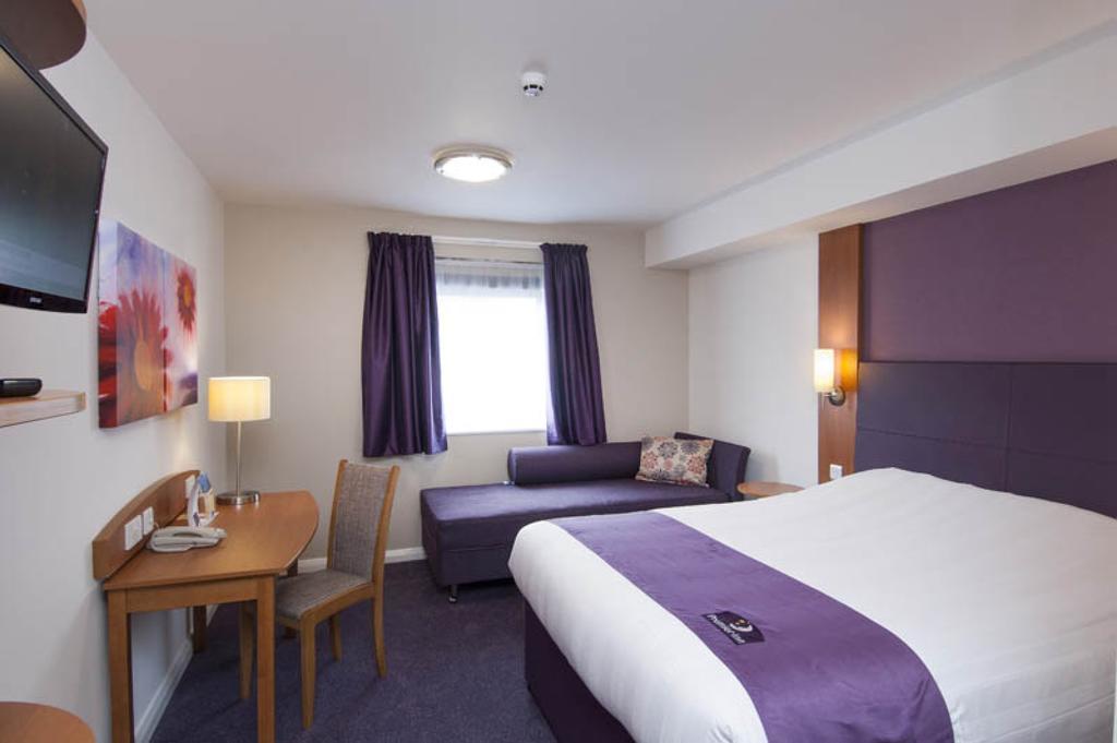 Premier Inn London Gatwick Airport South - London Road Crawley  Ngoại thất bức ảnh