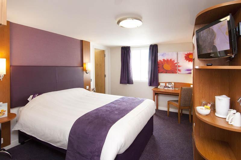 Premier Inn London Gatwick Airport South - London Road Crawley  Ngoại thất bức ảnh