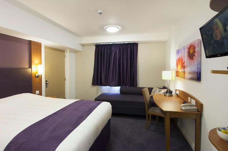 Premier Inn London Gatwick Airport South - London Road Crawley  Ngoại thất bức ảnh