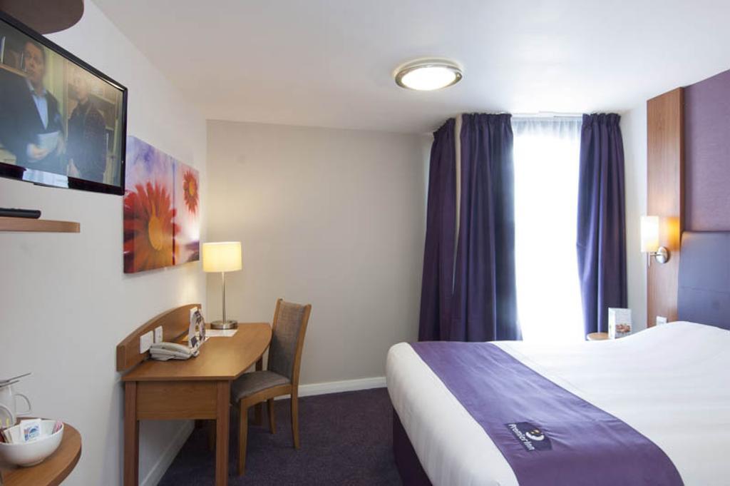 Premier Inn London Gatwick Airport South - London Road Crawley  Ngoại thất bức ảnh