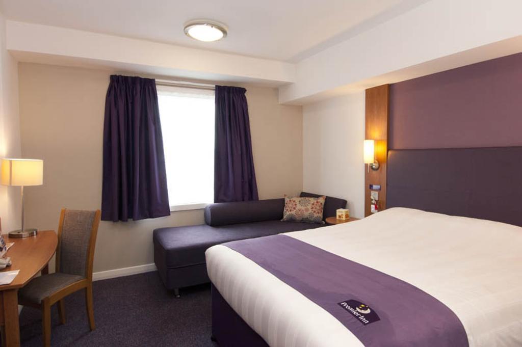 Premier Inn London Gatwick Airport South - London Road Crawley  Ngoại thất bức ảnh